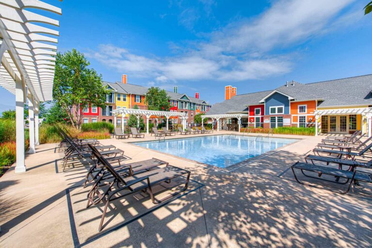 The Domain at Bennett Farms apartments in Zionsville resort-style pool.